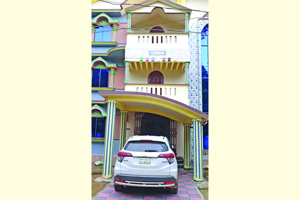 কে এই আজম খান
