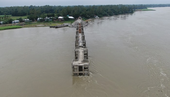 সিরাজগঞ্জে পানিবন্দি লাখো মানুষ
