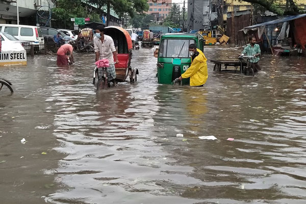 রাজধানীতে মুষলধারে বৃষ্টিতে জলাবদ্ধতা, ব্যাপক ভোগান্তি
