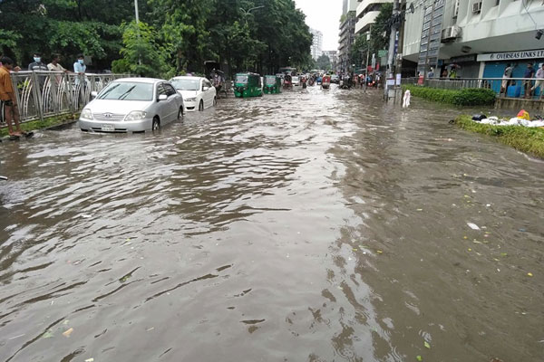 বৃষ্টি অব্যাহত, রাজধানীতে ব্যাপক ভোগান্তি
