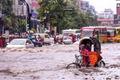টানা বৃষ্টিতে পানির নিচে রাজধানীর বহু রাস্তায়