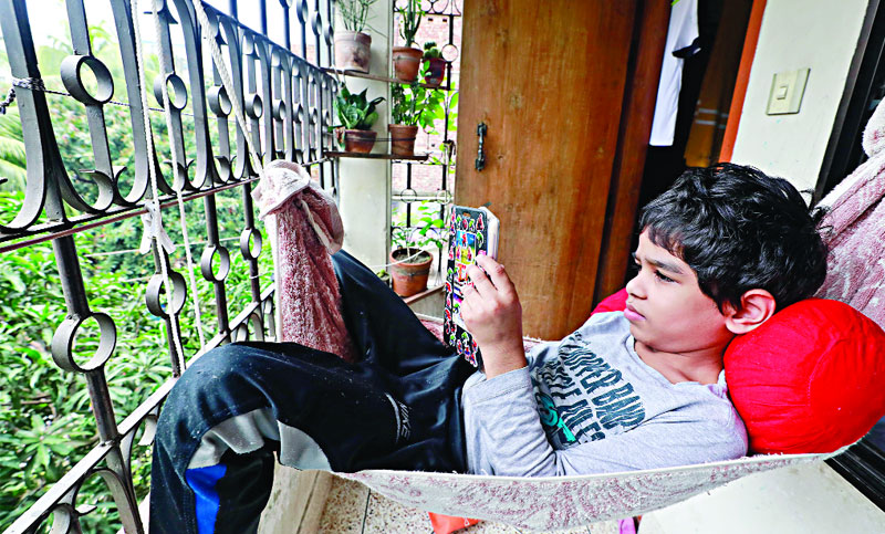 করোনাকালে শিশুদের পৃথিবী ‘চার দেয়াল’
