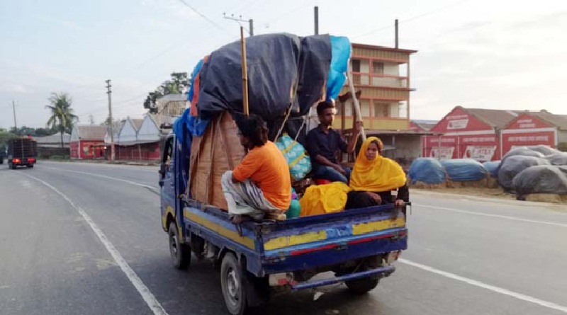 ট্রাকে ঝুঁকি নিয়ে কর্মস্থলে ফিরছেন নিম্ন আয়ের মানুষ