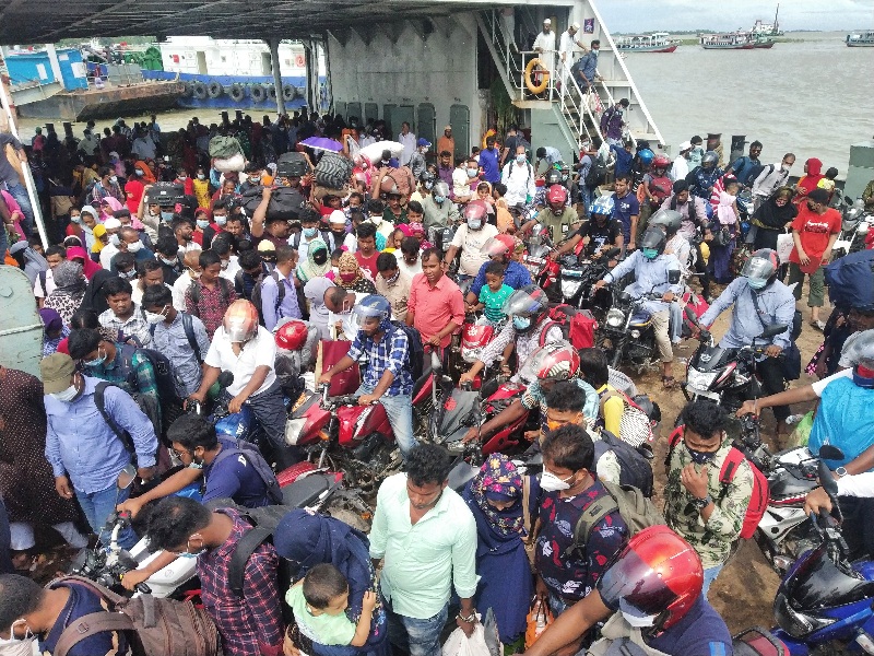 শিমুলিয়া-কাঠালবাড়ী ফেরিঘাটে ঢাকা মুখি মানুষের ঢল