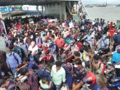 শিমুলিয়া-কাঠালবাড়ী ফেরিঘাটে ঢাকা মুখি মানুষের ঢল