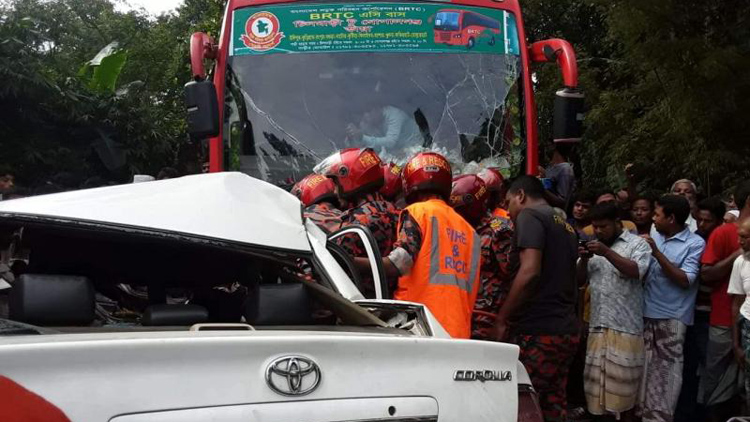 বাস-প্রাইভেটকার সংঘর্ষে একই পরিবারের তিনজনসহ নিহত ৪
