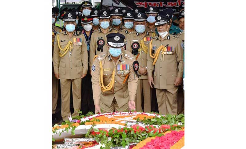 বঙ্গবন্ধুর প্রতিকৃতিতে আইজিপির শ্রদ্ধা
