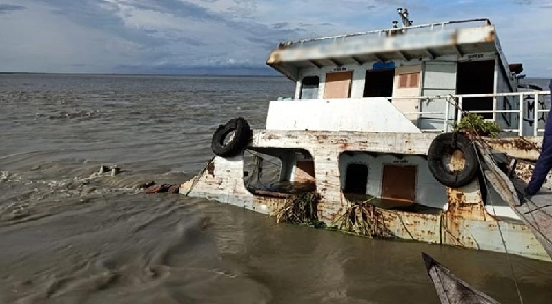 চিনি-গমবাহী ২ লাইটার জাহাজডুবি