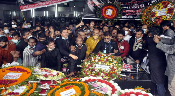 বঙ্গবন্ধুকে শ্রদ্ধা জানাতে ধানমন্ডি ৩২ নম্বরের দিকে জনস্রোত
