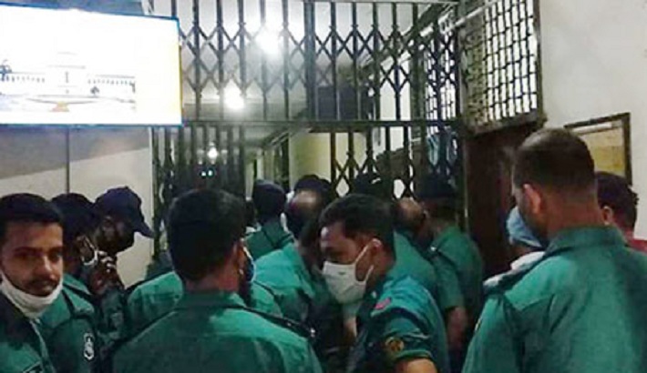 সুপ্রিম কোর্টে অভিযান, আটক ৪৩
