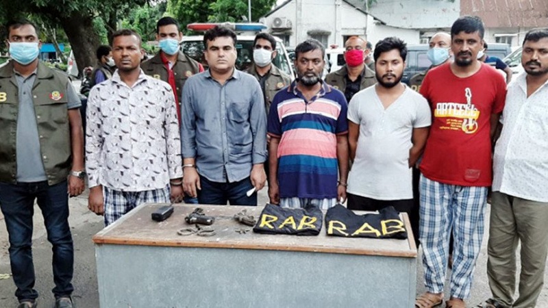 আইনশৃঙ্খলা বাহিনীর পোশাকে অপরাধী চক্র

