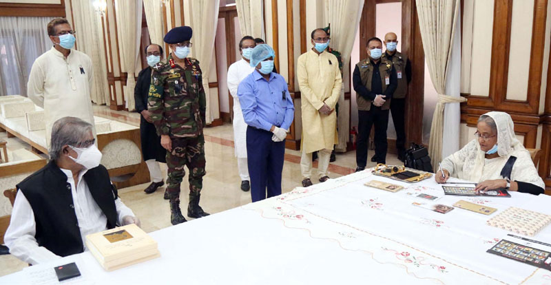 করোনা আক্রান্তের পরদিনই প্রধানমন্ত্রীর সামনে ডাক বিভাগের ডিজি
