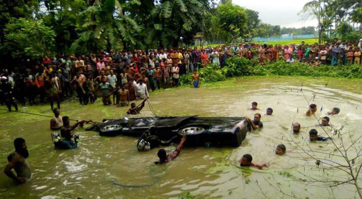 মাইক্রোবাস পুকুরে পড়ে একই পরিবারের ৮ জন নিহত
