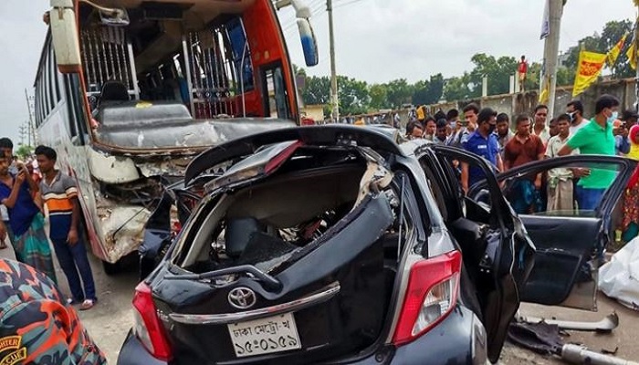 ভালুকায় বাস-প্রাইভেটকার সংঘর্ষে নিহত ৬
