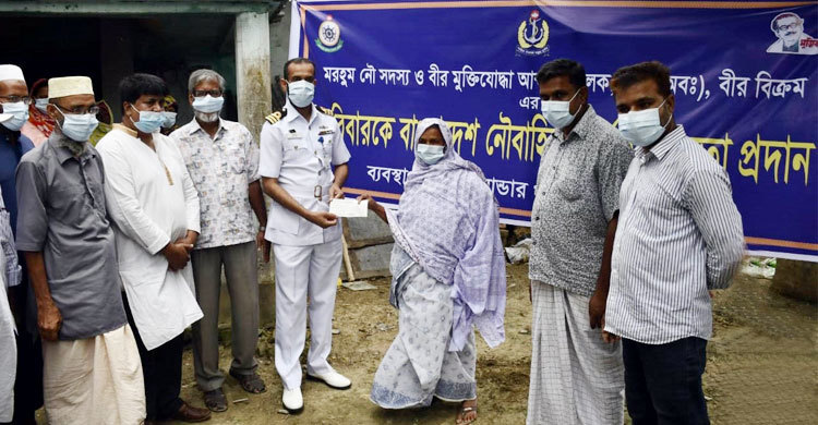 নৌবাহিনীর পক্ষ থেকে বীর বিক্রম আব্দুল খালেকের পরিবার কে সহায়তা
