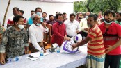 রূপগঞ্জে বসুন্ধরা ও রংধনু গ্রুপের উদ্যোগে ত্রাণ বিতরণ
