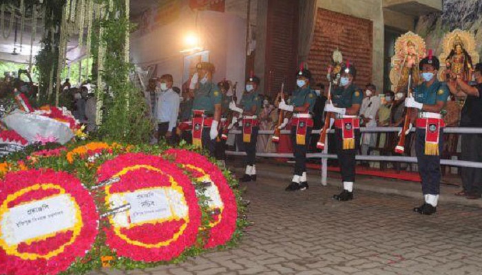 সি আর দত্তকে গার্ড অব অনার প্রদান
