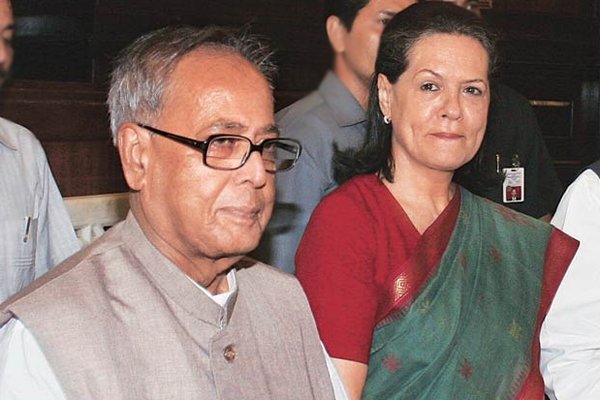 প্রণব মুখার্জির মেয়ে শর্মিষ্ঠাকে আবেগঘন চিঠি সোনিয়া গান্ধীর