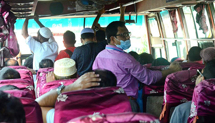স্বাস্থ্যঝুঁকি, তবু আগের ভাড়ায় খুশি যাত্রীরা
