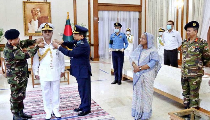 অ্যাডমিরাল র‌্যাংক ব্যাজ পেলেন নৌপ্রধান
