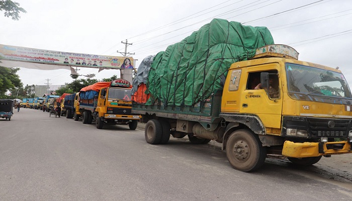 পদ্মাপারের অপেক্ষায় তিন শতাধিক যান
