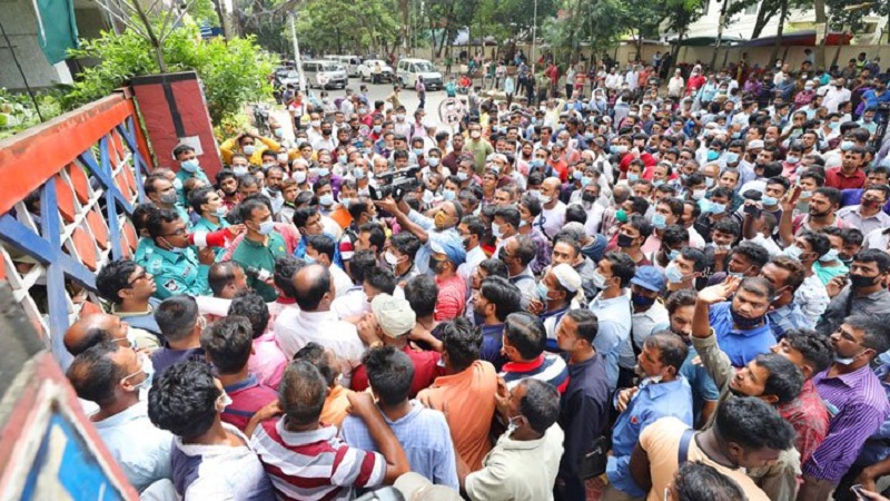 ভিসার মেয়াদ বাড়ানোর দাবিতে সৌদি প্রবাসীদের মিছিল
