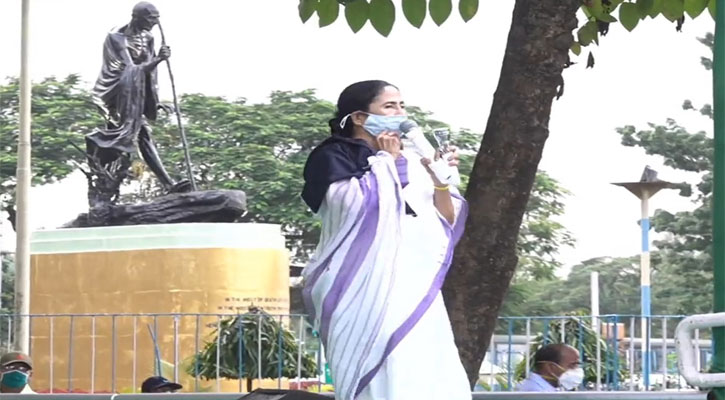 পথে নেমে ভোটের ঘণ্টা বাজিয়ে দিলেন মমতা
