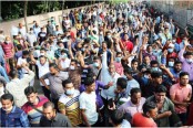 টোকেনের আশায় আজও প্রবাসীদের ভিড়
