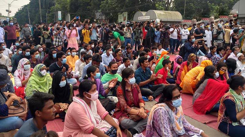 ধর্ষণ ও নারী নিপীড়নের প্রতিবাদে শাহবাগে মানুষের ঢল