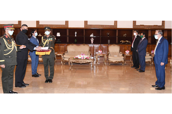 রাষ্ট্রপতির কাছে পরিচয়পত্র পেশ করলেন ভারতের নতুন হাই-কমিশনার
