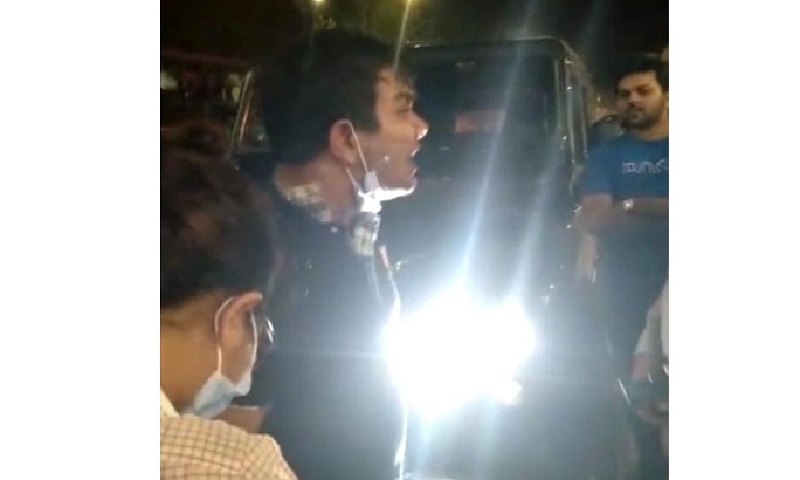 হাজী সেলিমের গাড়ির সাথে ধাক্কা, নৌ বাহিনীর লেফটেন্যান্টকে মারধর