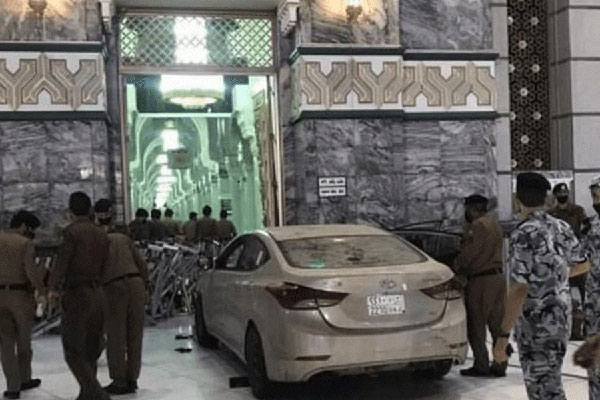 মক্কায় মসজিদুল হারামের ফটকে গাড়ি দিয়ে ধাক্কা 
