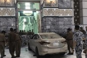 মক্কায় মসজিদুল হারামের ফটকে গাড়ি দিয়ে ধাক্কা 
