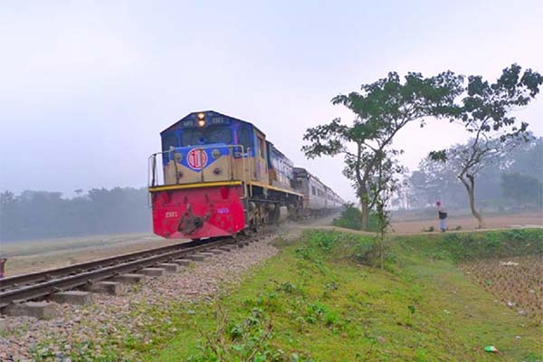 ৮ ঘণ্টা পর উত্তরাঞ্চলের সঙ্গে রেল যোগাযোগ স্বাভাবিক
