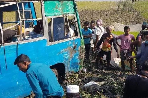 শরীয়তপুরে সড়ক দুর্ঘটনায় বাস মালিক নিহত, আহত ৫
