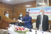 বরিশালে অবসরপ্রাপ্ত সরকারি কর্মচারীর সন্তানদের শিক্ষা-চিকিৎসায় অনুদানের চেক বিতরণ
