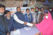 বগুড়ায় অসচ্ছলদের অর্থ সহায়তা প্রদান
