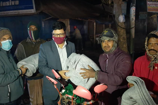 রাতে কম্বল নিয়ে ছিন্নমূল মানুষদের কাছে হাজির ইউএনও
