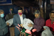 রাতে কম্বল নিয়ে ছিন্নমূল মানুষদের কাছে হাজির ইউএনও
