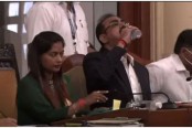 পানি ভেবে স্যানিটাইজার পান করলেন সরকারি কর্মকর্তা!
