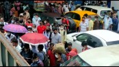 বিধিনিষেধ উপেক্ষা করে ফেরিতে চলছে যাত্রী ও যানবাহন পারাপার