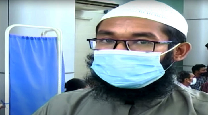 ৩ ডোজ টিকা নেয়া ওমর ফারুক কোথায়?