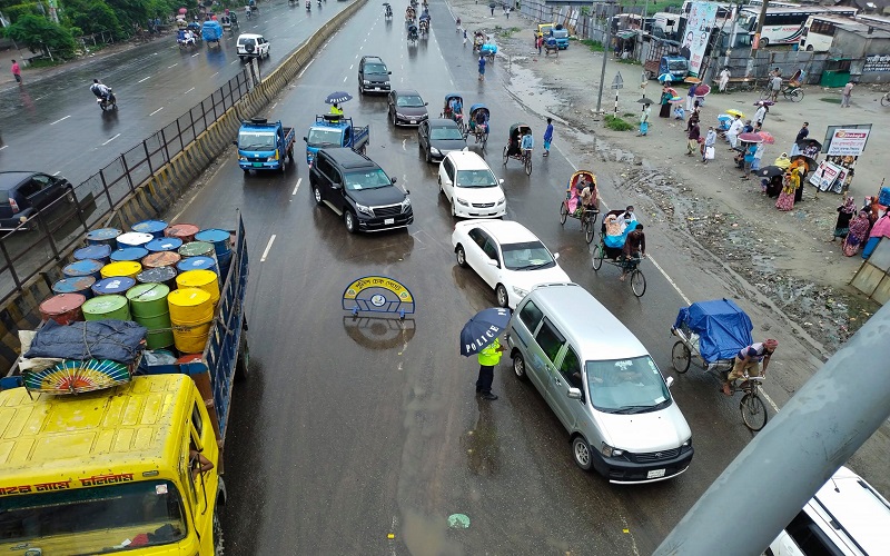 চেকপোস্টে থামালেই ‘জরুরি’ অজুহাত
