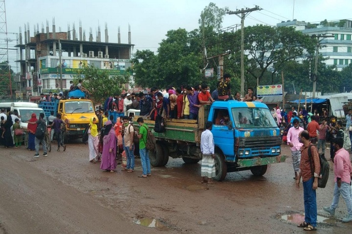 ট্রাকে করে ঢাকায় ছুটছে কর্মজীবী মানুষ