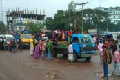 ট্রাকে করে ঢাকায় ছুটছে কর্মজীবী মানুষ