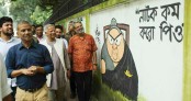 ঢাবিতে হেঁটে গ্রাফিতি দেখলেন প্রধান উপদেষ্টা, করলেন প্রশংসা