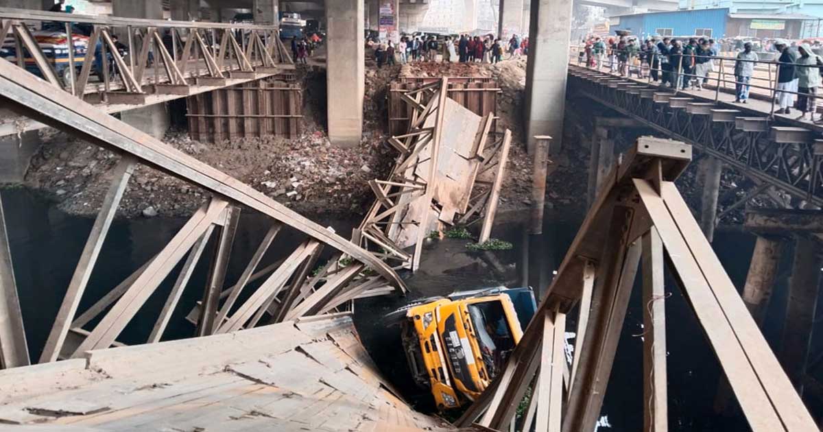 টঙ্গীতে তুরাগ নদীর বেইলি ব্রিজ ভেঙে ট্রাক নদীতে
