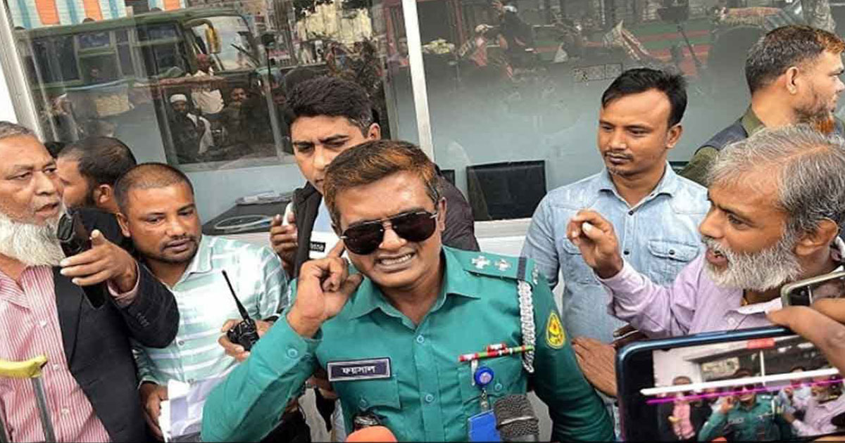 জাতীয় প্রেসক্লাব চত্বরে সাংবাদিকদের সঙ্গে পুলিশের অসদাচরণ  